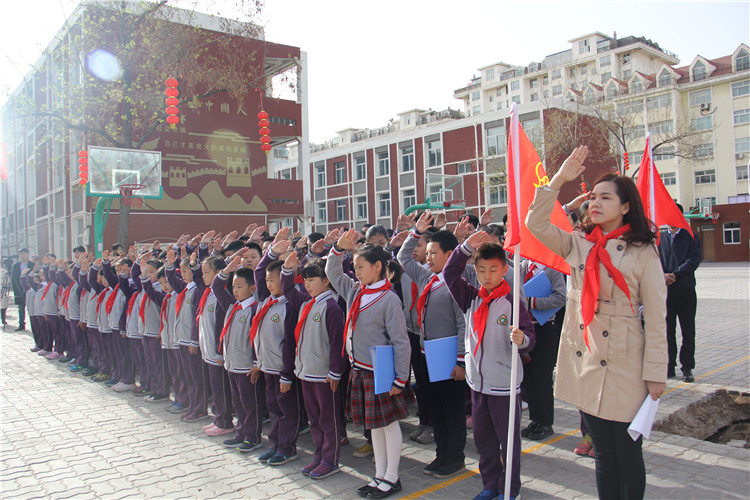 師生(shēng)們向革命英烈行隊禮.jpg